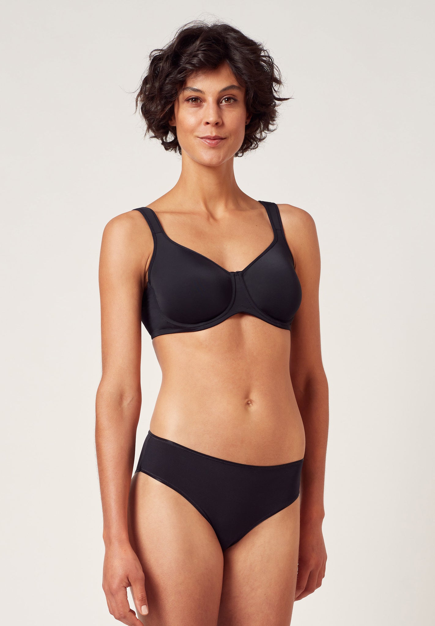 Vorderansicht von einem Damen-Model, das HU black mikrofaser Minimizer BH trägt