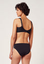 Rückansicht von einem Damen-Model, das HU black mikrofaser Minimizer BH trägt
