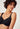 Nahaufnahme von einem Damen-Model, das HU black mikrofaser Minimizer BH trägt