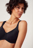 Nahaufnahme von einem Damen-Model, das HU black mikrofaser Minimizer BH trägt