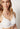 Nahaufnahme von einem Damen-Model, das HU white baumwolle Soft BH trägt