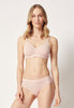 Vorderansicht von einem Damen-Model, das HU dusty rose baumwolle Soft BH trägt