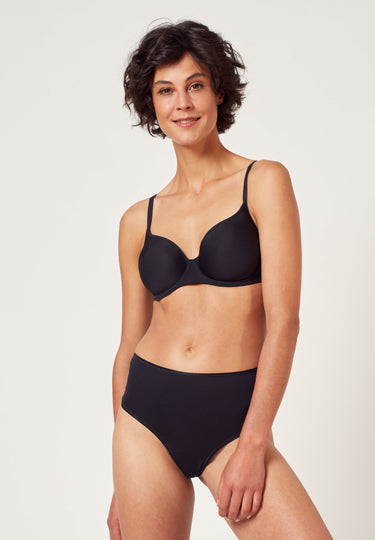 Vorderansicht von einem Damen-Model, das HU black mikrofaser Spacer BH trägt
