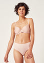 Vorderansicht von einem Damen-Model, das HU dusty rose mikrofaser Spacer BH trägt