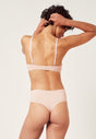 Rückansicht von einem Damen-Model, das HU dusty rose mikrofaser Spacer BH trägt