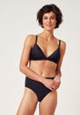 Vorderansicht von einem Damen-Model, das HU black mikrofaser Triangel Spacer BH trägt