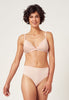Vorderansicht von einem Damen-Model, das HU dusty rose mikrofaser Triangel Spacer BH trägt
