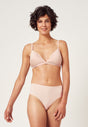 Vorderansicht von einem Damen-Model, das HU dusty rose mikrofaser Triangel Spacer BH trägt