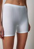 Nahaufnahme von einem Damen-Model, das HU white baumwolle Maxi Slip langes Bein Doppelpack trägt