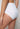 Nahaufnahme von einem Damen-Model, das HU white baumwolle Maxi Slip Doppelpack trägt