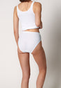 Rückansicht von einem Damen-Model, das HU white baumwolle Midi Slip Doppelpack trägt