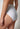 Nahaufnahme von einem Damen-Model, das HU white baumwolle Midi Slip Doppelpack trägt