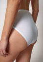 Nahaufnahme von einem Damen-Model, das HU white baumwolle Midi Slip Doppelpack trägt