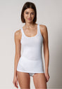 Vorderansicht von einem Damen-Model, das HU white baumwolle Tanktop Doppelpack trägt