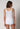 Rückansicht von einem Damen-Model, das HU white baumwolle Tanktop Doppelpack trägt