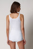 Rückansicht von einem Damen-Model, das HU white baumwolle Tanktop Doppelpack trägt
