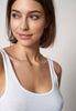 Nahaufnahme von einem Damen-Model, das HU white baumwolle Tanktop Doppelpack trägt
