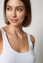 Nahaufnahme von einem Damen-Model, das HU white baumwolle Tanktop Doppelpack trägt