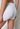 Nahaufnahme von einem Damen-Model, das HU white baumwolle Maxi Slip kurzes Bein Doppelpack trägt
