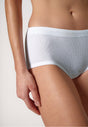 Nahaufnahme von einem Damen-Model, das HU white baumwolle Midi Slip Doppelpack trägt