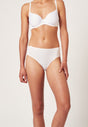 Vorderansicht von einem Damen-Model, das HU white baumwolle Rio Slip Doppelpack trägt