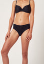 Vorderansicht von einem Damen-Model, das HU black baumwolle Rio Slip Doppelpack trägt
