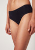Nahaufnahme von einem Damen-Model, das HU black baumwolle Rio Slip Doppelpack trägt