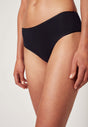 Nahaufnahme von einem Damen-Model, das HU black baumwolle Rio Slip Doppelpack trägt