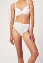 Vorderansicht von einem Damen-Model, das HU white baumwolle Maxi Slip Doppelpack trägt