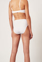 Rückansicht von einem Damen-Model, das HU white baumwolle Maxi Slip Doppelpack trägt