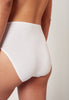 Nahaufnahme von einem Damen-Model, das HU white baumwolle Maxi Slip Doppelpack trägt
