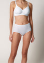 Vorderansicht von einem Damen-Model, das HU white baumwolle Maxi Slip Doppelpack trägt