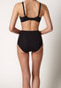 Rückansicht von einem Damen-Model, das HU black baumwolle Maxi Slip Doppelpack trägt