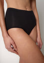 Nahaufnahme von einem Damen-Model, das HU black baumwolle Maxi Slip Doppelpack trägt