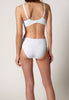Rückansicht von einem Damen-Model, das HU white baumwolle Midi Slip Doppelpack trägt