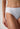 Nahaufnahme von einem Damen-Model, das HU white baumwolle Midi Slip Doppelpack trägt