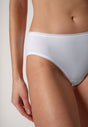 Nahaufnahme von einem Damen-Model, das HU white baumwolle Midi Slip Doppelpack trägt