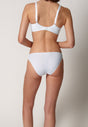 Rückansicht von einem Damen-Model, das HU white baumwolle Rio Slip Doppelpack trägt