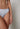 Nahaufnahme von einem Damen-Model, das HU white baumwolle Rio Slip Doppelpack trägt