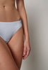 Nahaufnahme von einem Damen-Model, das HU white baumwolle Rio Slip Doppelpack trägt