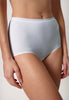 Nahaufnahme von einem Damen-Model, das HU white baumwolle Maxi Slip 4er Pack trägt