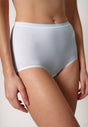 Nahaufnahme von einem Damen-Model, das HU white baumwolle Maxi Slip 4er Pack trägt