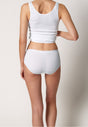 Rückansicht von einem Damen-Model, das HU white baumwolle Midi Slip 4er Pack trägt