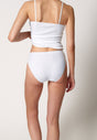 Rückansicht von einem Damen-Model, das HU white baumwolle Rio Slip 4er Pack trägt