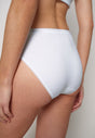 Nahaufnahme von einem Damen-Model, das HU white baumwolle Rio Slip 4er Pack trägt