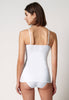 Rückansicht von einem Damen-Model, das HU white baumwolle Spaghetti Top trägt