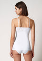 Rückansicht von einem Damen-Model, das HU white baumwolle Spaghetti Top trägt