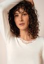 Nahaufnahme von einem Damen-Model, das HU white baumwolle Shirt langarm trägt