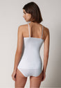 Rückansicht von einem Damen-Model, das HU white baumwolle Spaghetti Top trägt
