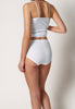 Rückansicht von einem Damen-Model, das HU white baumwolle Maxi Slip trägt